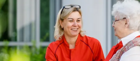 Mitarbeiterin der Hauskrankenpflege Bayreuth im Gespräch mit Seniorin