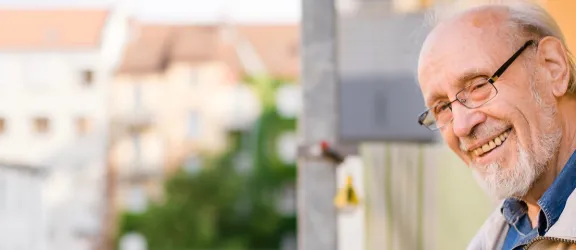 Bewohner auf dem Balkon des Seniorenheims Hermann Bezzel Haus