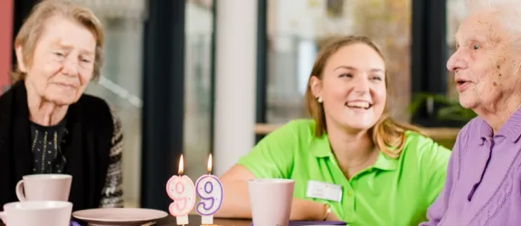 Pflegerin und Seniorin mit Geburtstagskuchen im Seniorenzentrum Gottfried Seiler Feucht
