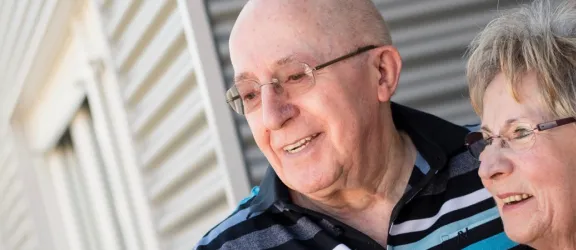 Ehepaar blickt vom Balkon des Seniorenwohnpark Neulichtenhof Nürnberg