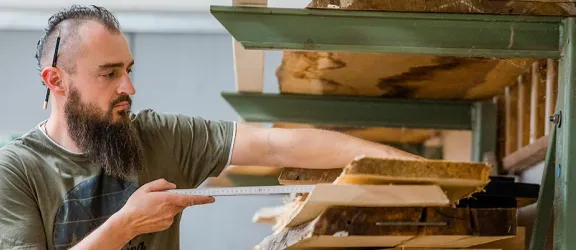 Schreiner vermisst Bretter in Schreinerei Rummelsberg