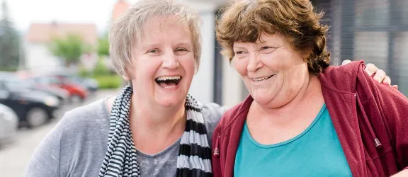 Zwei Menschen lachen