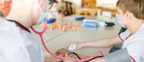 Auszubildende messen Blutdruck im Berufsvorbereitungsjahr Pflege