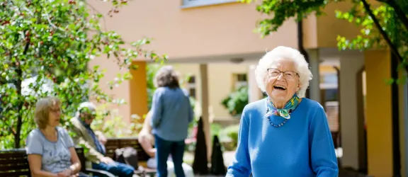 Alte Dame mit Rolator