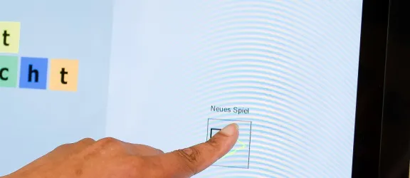 Ein Bildschirm mit einem Finger