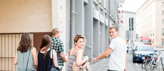 Lernende der Fachakademie draußen