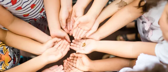 Kinderhände bilden zusammen einen Stern