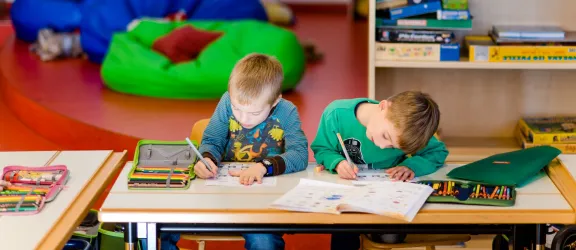 Zwei Schulkinder beim Hausaufgaben machen im Hort