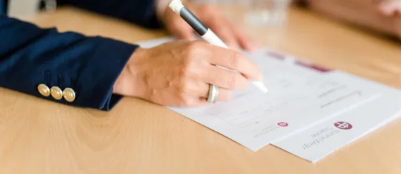 Vertrag wird unterschrieben