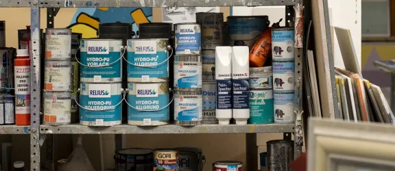 Malerfarben in einem Regal in Rummelsberger Malerei