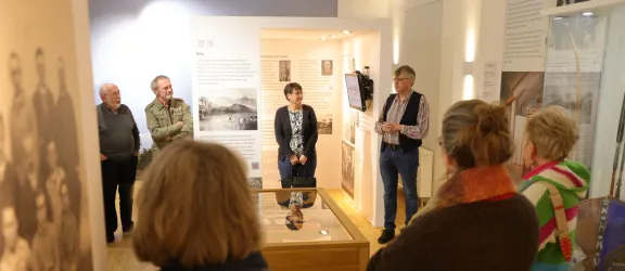 Eine Gruppe von Menschen bei Führung im Diakoniemuseum