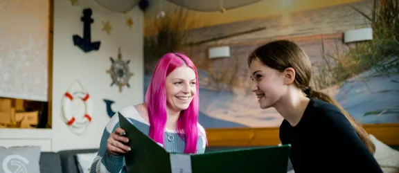 Jugendliche einer Wohngruppe spricht mit Pädagogin