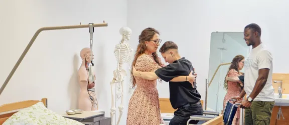 Schule - Umsetzen von Rollstuhl aufs Bett