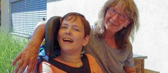 Eine Frau und ein glücklicher junger Mensch