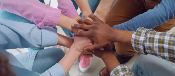 multiethnische Hände übereinander