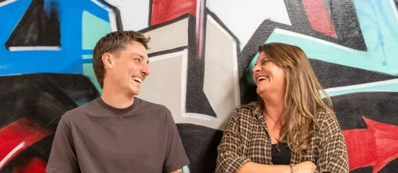 Kolleg*innen haben Spaß bei der Arbeit. 