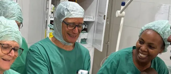 Zusammenarbeit im OP in Tansania