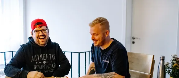 Junger Mann mit Betreuer