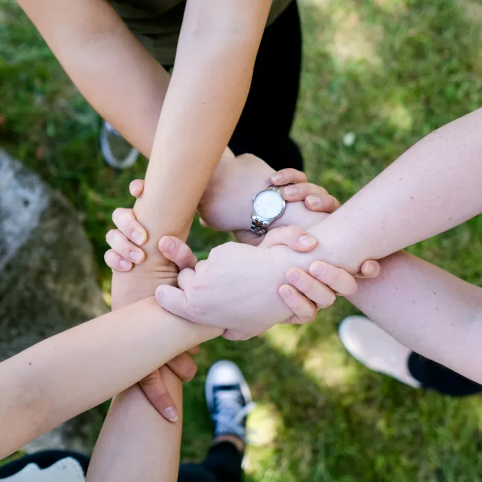 Hände, die sich gegenseitig greifen