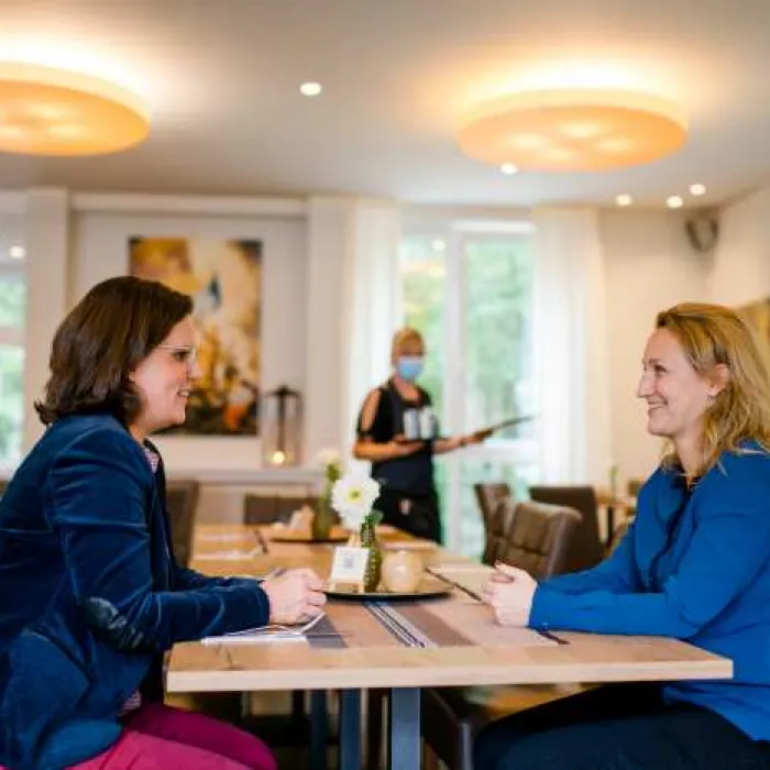 Zwei Menschen an einem Tisch