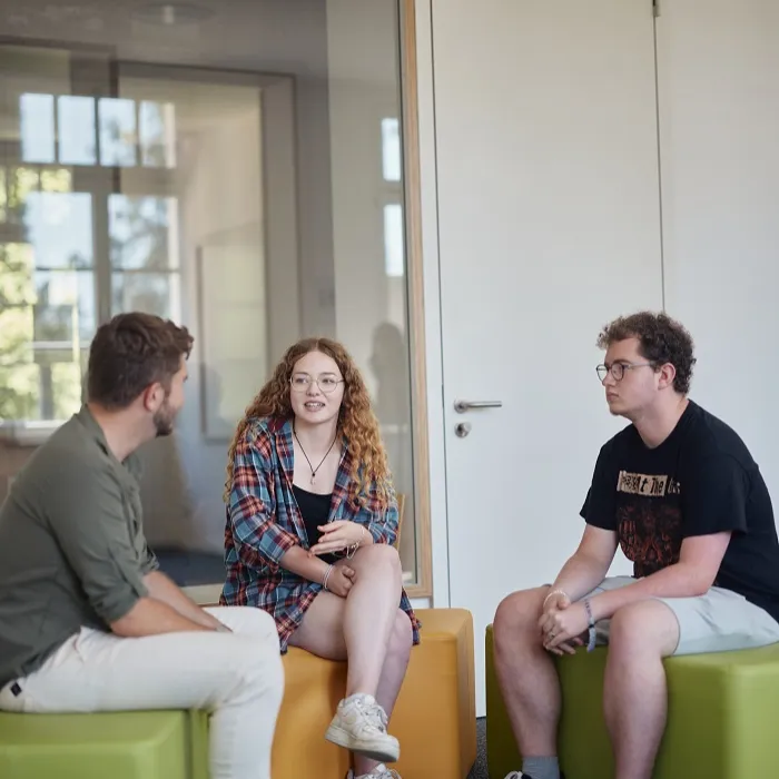 Lernende im Gespräch