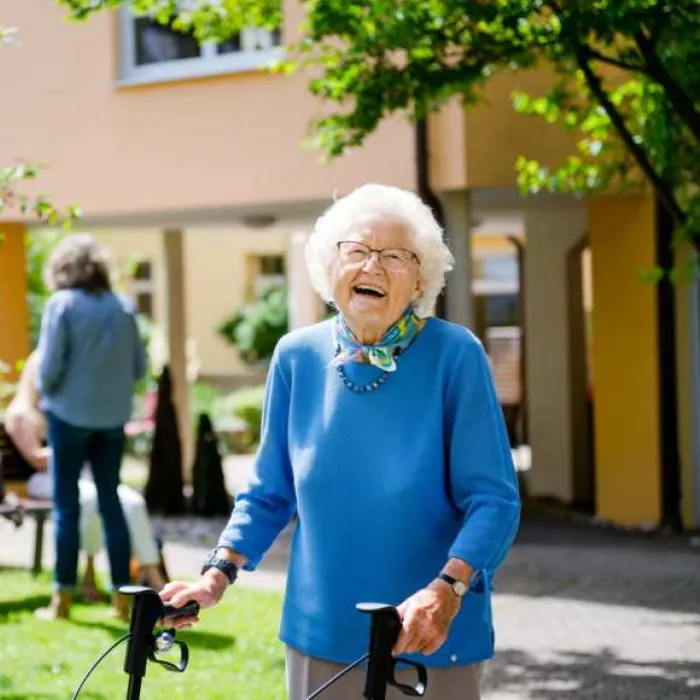 Alte Dame mit Rolator