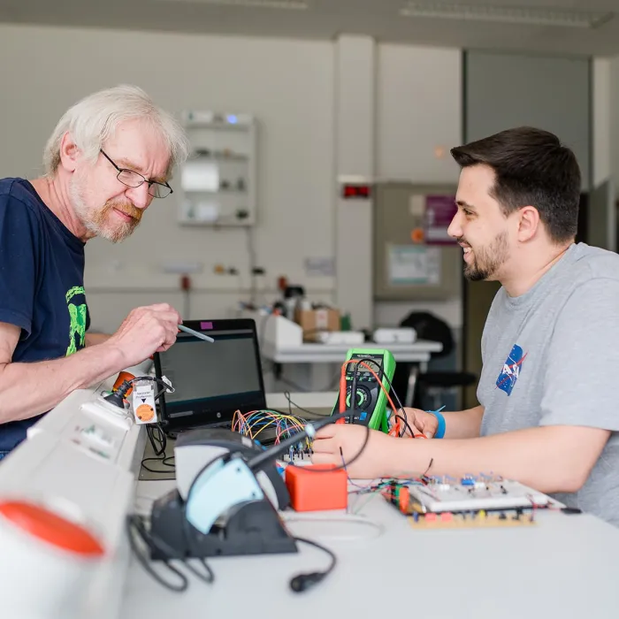 2 Personen mit Spannungsprüfer