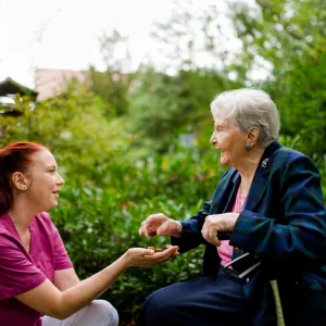 Mitarbeitende mit Seniorin