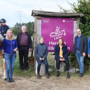 Sieben Menschen vor dem Schild Therapiehof Leila