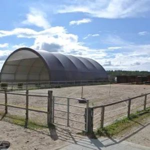 Koppel mit Reithalle