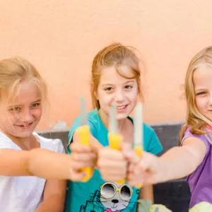 Drei Mädchen im Kinderhort Ohmstraße Altdorf