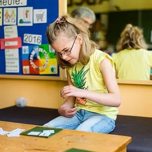 Ein junges Mädchen bastelt