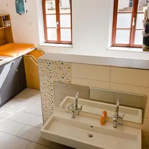 Waschbecken im Nassraum in der Kinderkrippe Königskinder
