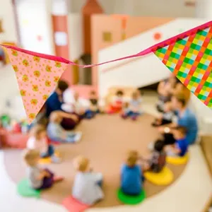 Kinder beim Morgenkreis