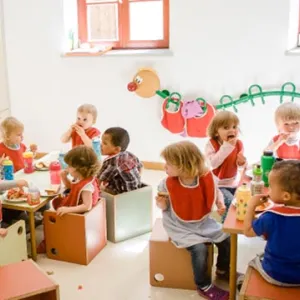 Krippenkinder beim Essen