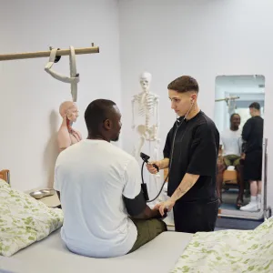 Blutdruckmessen als Übung in der Pflegeausbildung