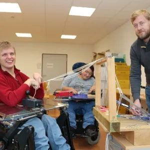 Beschäftigter sitzt im Rollstuhl und arbeitet