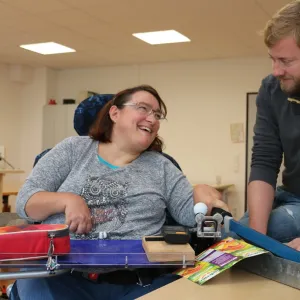 Beschäftigter sitzt im Rollstuhl und arbeitet