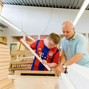 Zwei Menschen arbeiten mit Holf