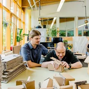 Zwei Menschen arbeiten an einem Tisch