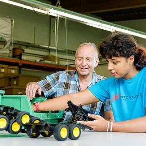 Zwei Menschen arbeiten an einem Tisch