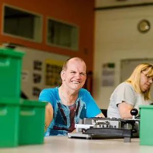 Zwei Menschen sitzen an einem Tisch