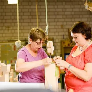 Zwei Frauen stehen in der Holzwerkstatt