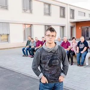 Menschen vor der Werkstatt