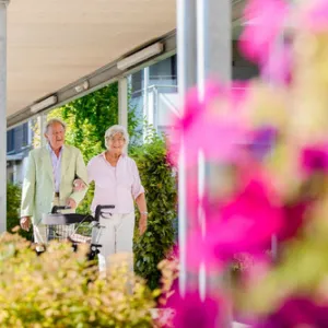 Zwei Senioren laufen durch das Seniorenheim Söcking