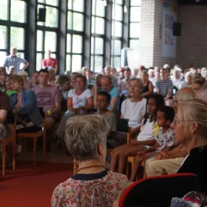 Menschen hören den Gottesdienst