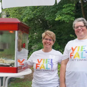 Zwei Frauen an der Popcornmaschine