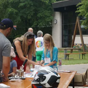 Menschen schauen auf die Auslage von einem Biertisch