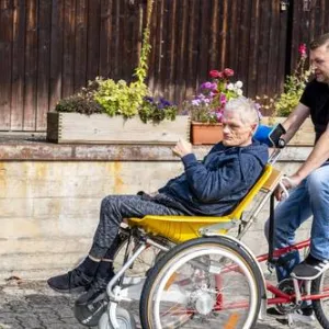 Mitarbeiter fährt Beschäftigten gemeinsam Fahrrad