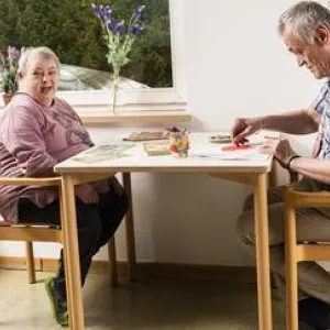 Zwei Menschen sitzen an einem Tisch in der Senioren Tagesstätte Pappenheim